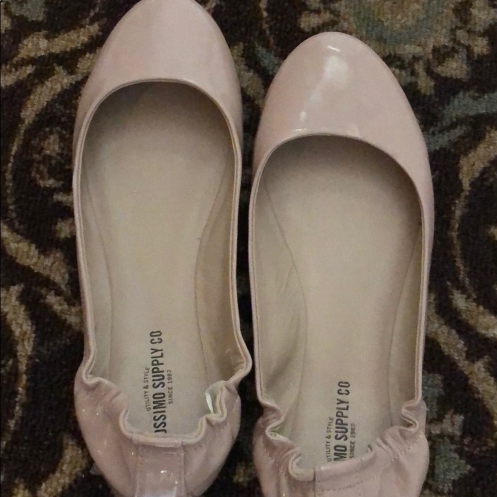 Flat shoes